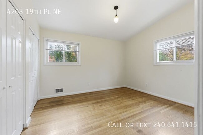 Building Photo - 4208 19th Pl NE