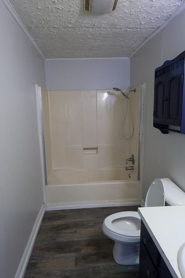 Building Photo - Charming 3 Bedroom Brick Home