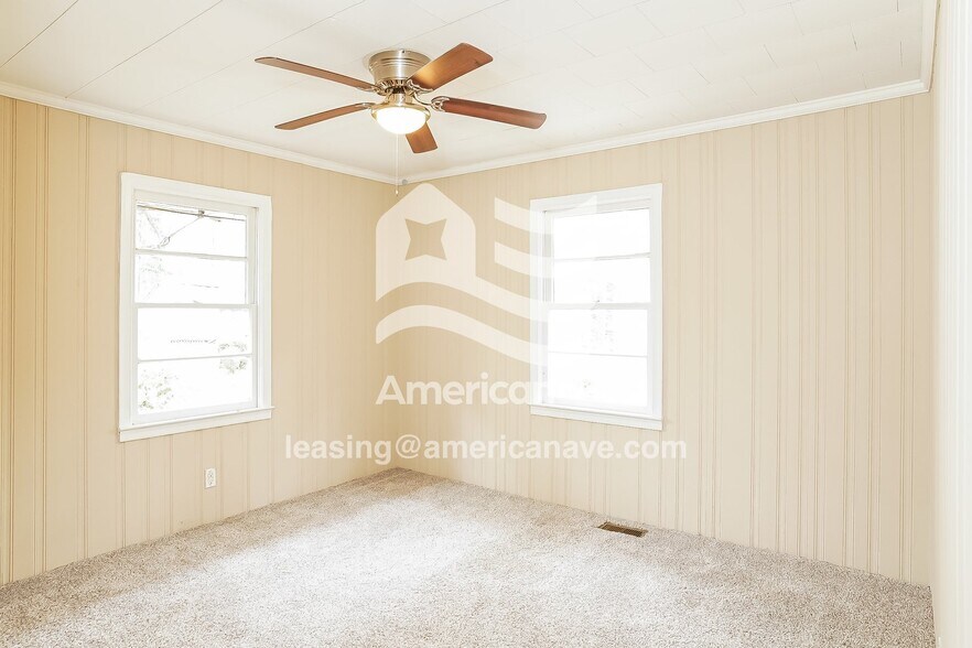 Building Photo - 2306 Redbud Ln