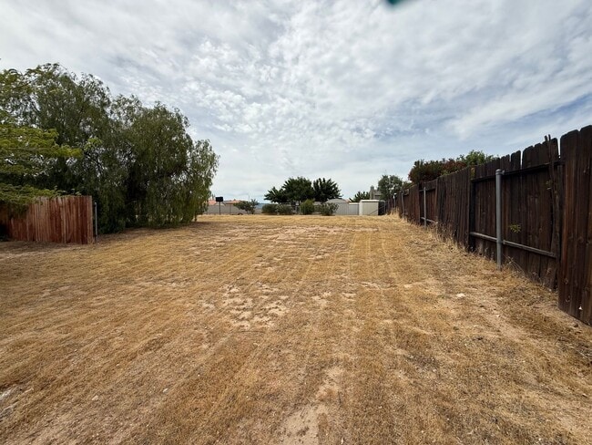 Building Photo - Hesperia Home, 3 Bedroom's, 2 Bathrooms, New paint, New Carpet,