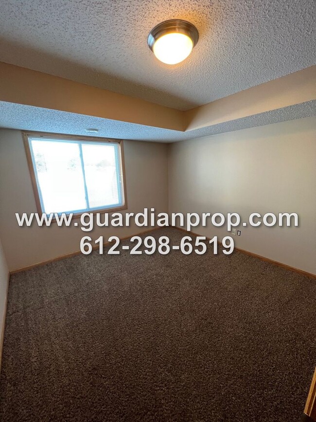 Building Photo - Townhouse Available May 1, Vaulted Ceiling...