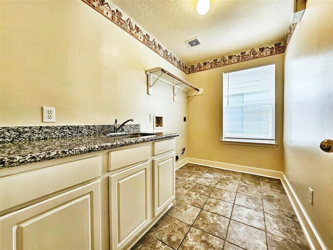 Building Photo - 6106 Spruce Bough Ct