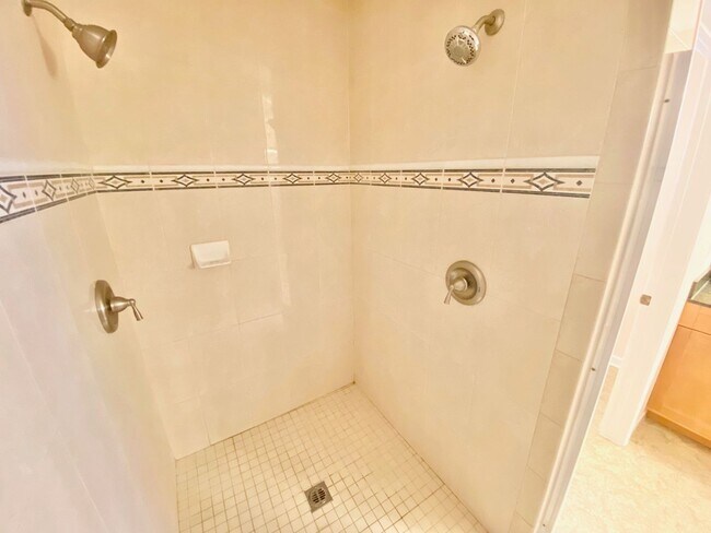 Building Photo - SPACIOUS SINGLE-STORY HOME 3 BEDROOM & 3 B...
