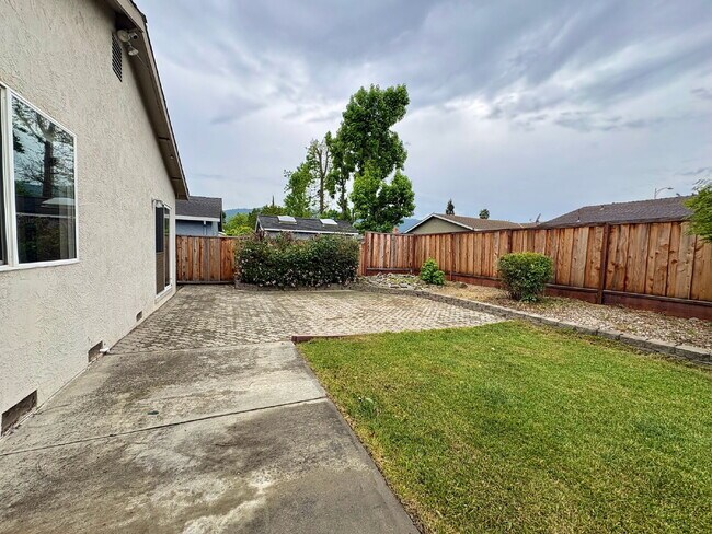 Building Photo - Spacious 3 Bedroom Gilroy Home with AC  & Attached Garage