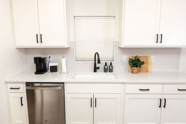 Building Photo - Beautiful Lake Havasau Home