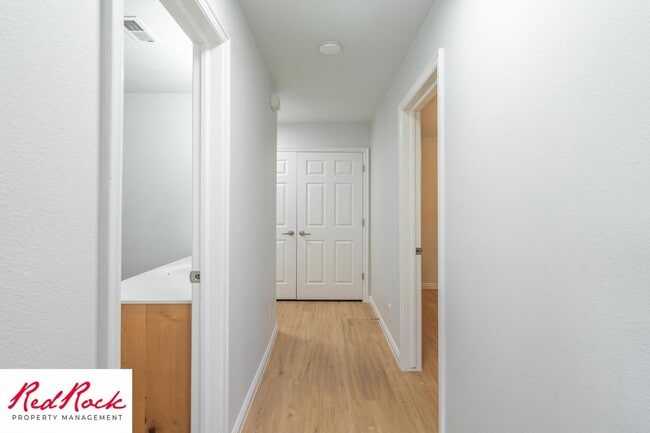 Building Photo - 4 Bedroom in Amber Estates - Newer LVP Flooring throughout home!