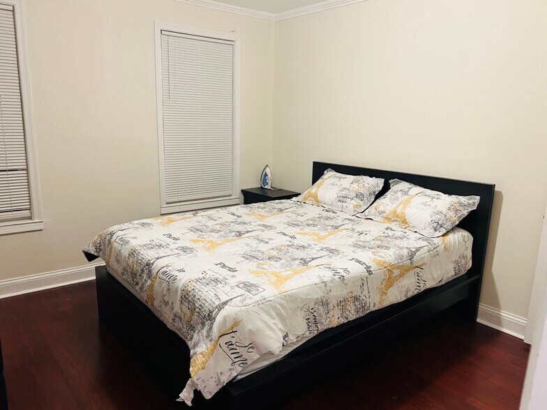 Building Photo - 107 N Port St