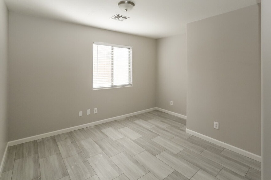 Building Photo - 2709 N 107th Dr