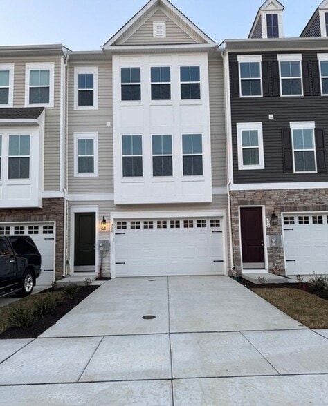 Building Photo - 208 Douglas Wy