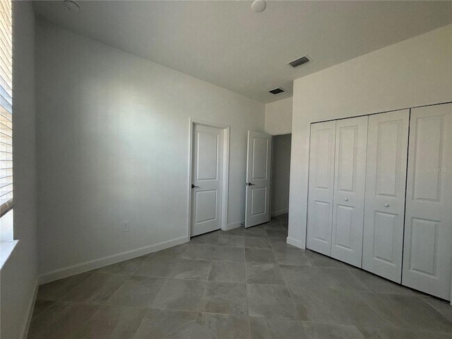 Building Photo - 7869 Lakes Edge Ln