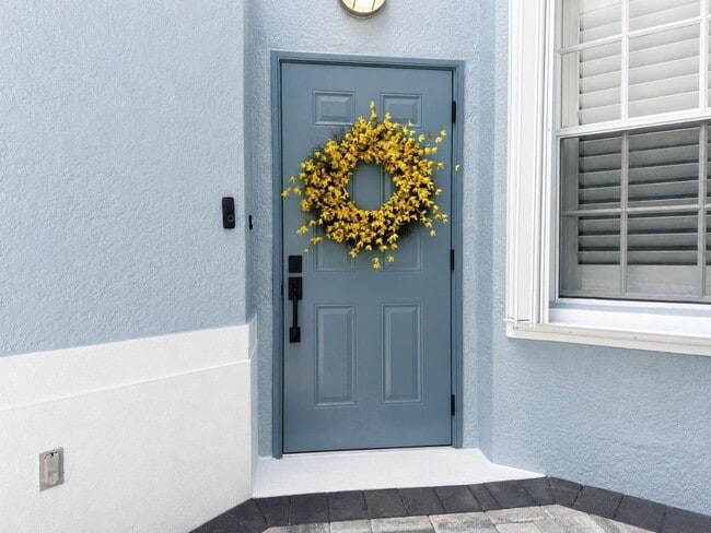 Building Photo - Beautifully furnished 2-bedroom and den, 2-bath in Sterlling Oak