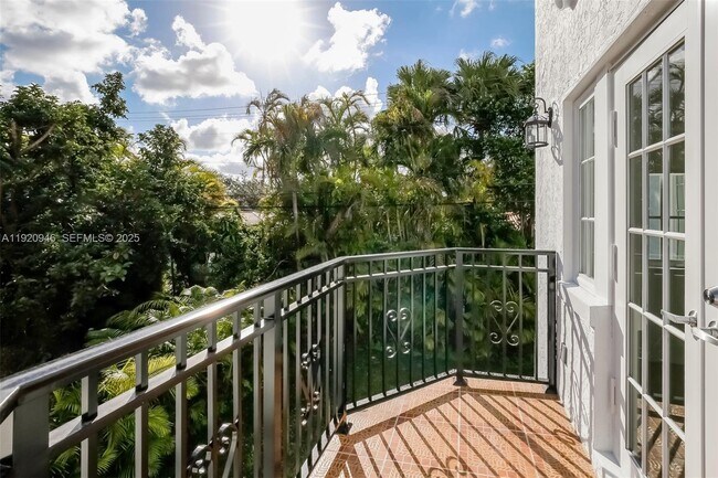 Building Photo - 1916 Ferdinand St