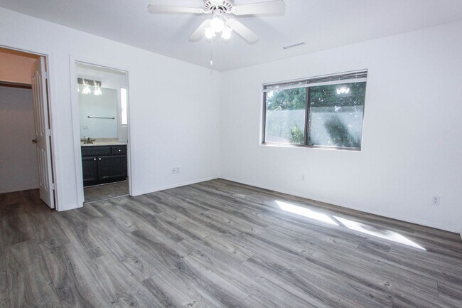 Building Photo - 4266 N Saratoga Dr
