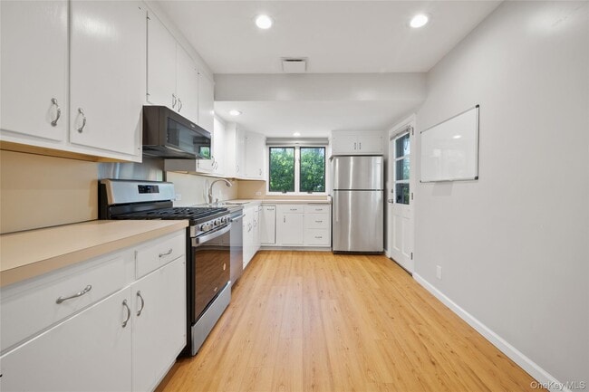 Building Photo - 6 Wildway