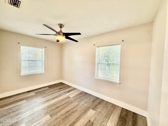 Building Photo - 1305 Flower Dr