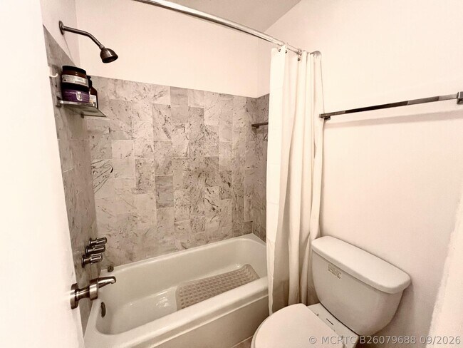Building Photo - 6421 Bay Club Dr