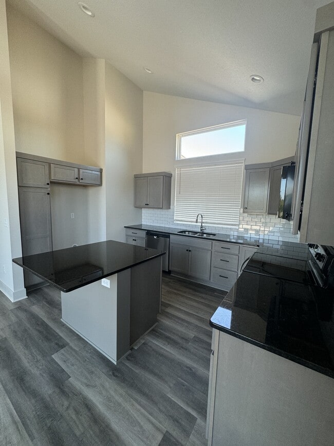 Building Photo - 800 Trails End Ct