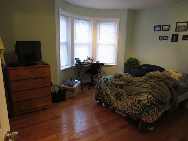 Building Photo - Great 2 Bedroom 1 Bath Close to the Green Line