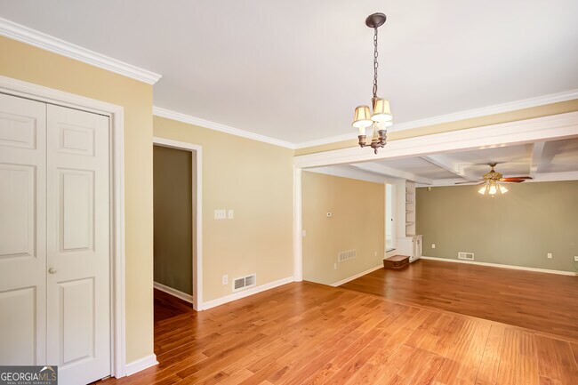 Building Photo - 217 S Sandy Creek Rd