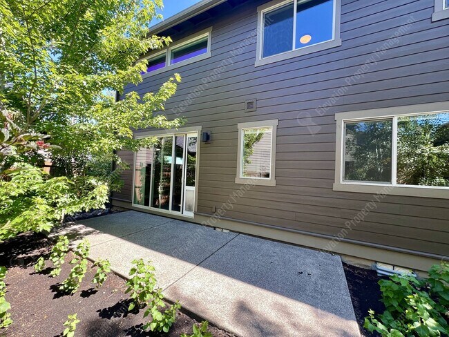 Building Photo - 4 BR - 2.5 BA Luxury Golf Course Living on...