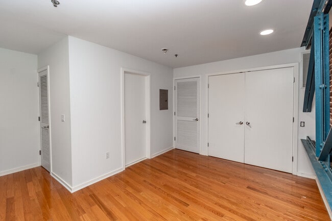 Building Photo - 36 Moore St