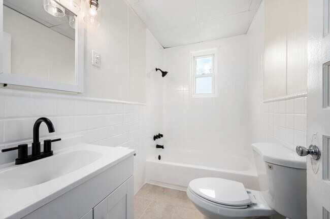 Building Photo - 3 bed 1 bath - newly updated, central air, laundry.