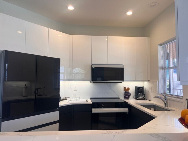 Building Photo - Modern 2BD/2BA Condo in Gondola Park