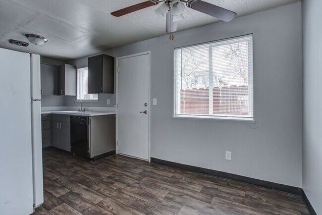 Building Photo - Lovely 2 Bedroom, Hurry In Today!! $500 VISA GIFTCARD AT MOVE IN, JUST IN TIME FOR THE HOLIDAYS!