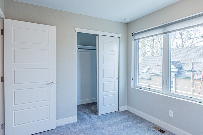 Building Photo - For Rent!  Corner Unit | Modern Townhome |...