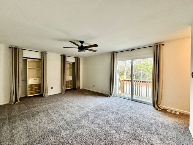 Building Photo - READY 06-11-26!! Fantastic Condo By The Beach! Fenced Patio - All Appliances - Community Pool!