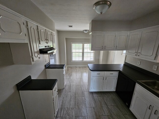 Building Photo - Massive 4BR/3BA Memphis Rental | Brick Fireplace & Built-Ins | Fenced Yard!