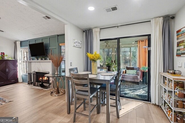 Building Photo - 8671 Twin Oaks Dr