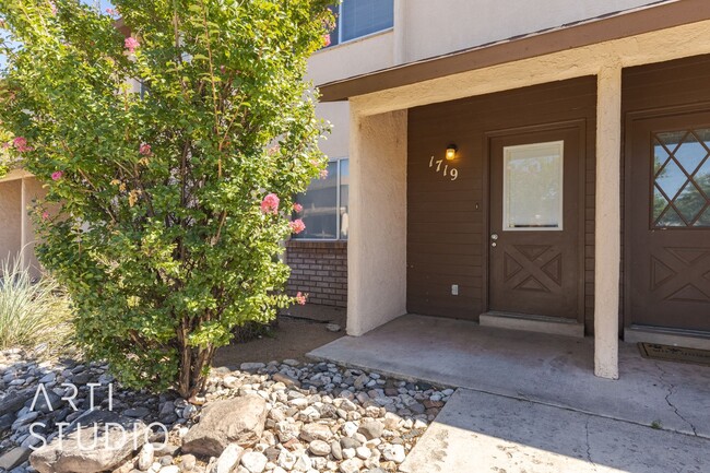 Building Photo - Nice Colorview Townhome