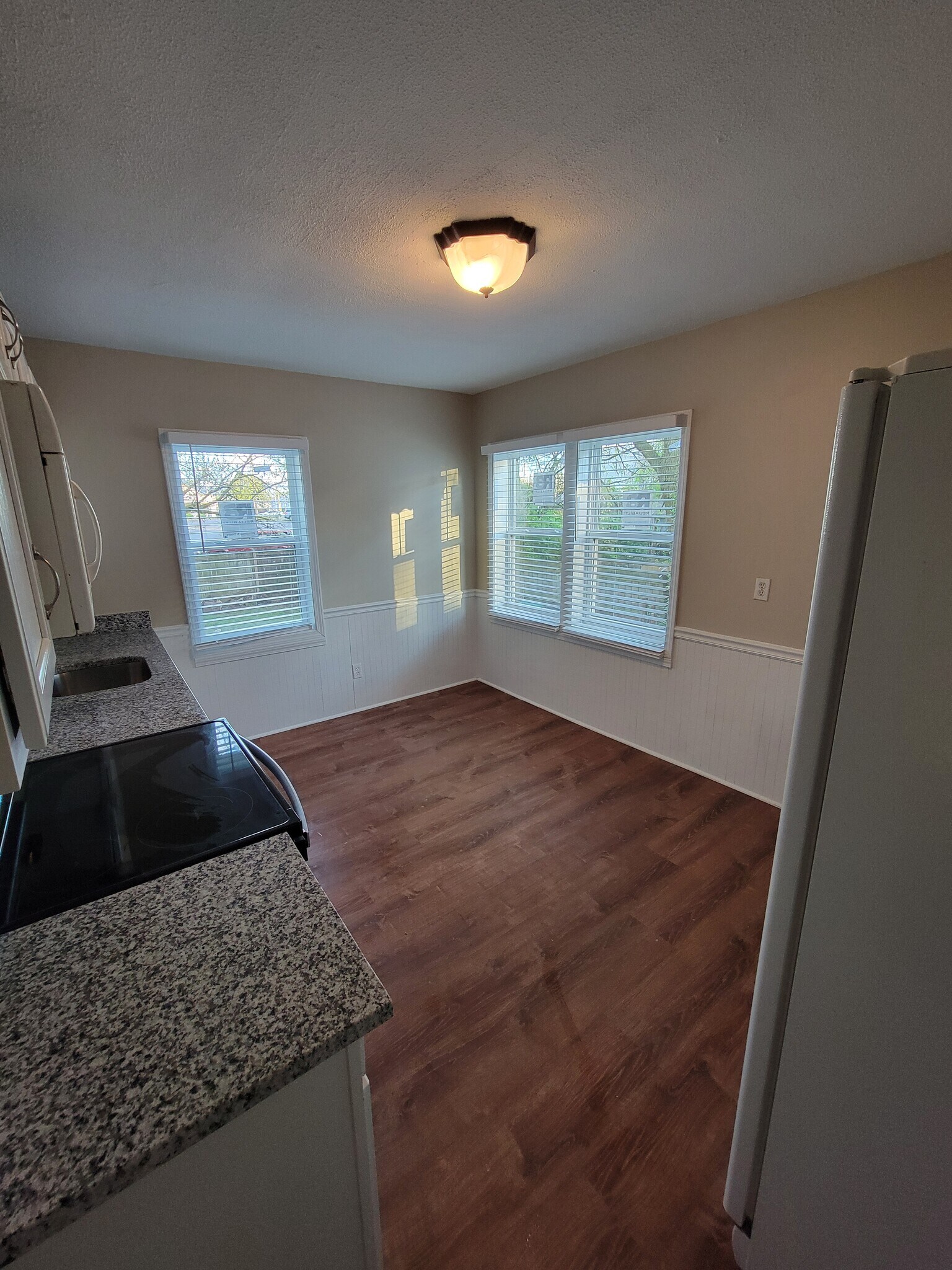 Building Photo - 4015 Valley View Dr
