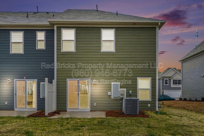 Building Photo - 760 Kitfox Dr NW