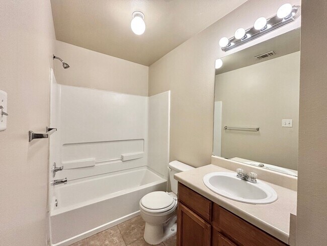 Building Photo - Conveniently located townhome in Universal City!