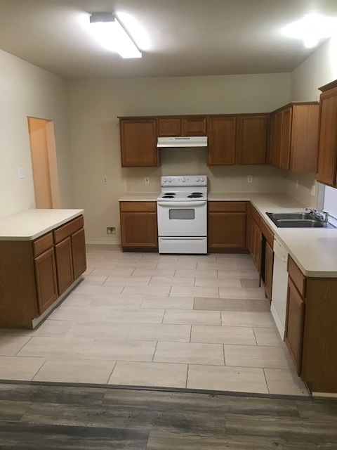 Kitchen - 7123 Greenwood Point Dr