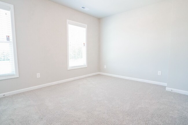 Building Photo - 2 Bedroom/2.5 Bath- Townhome in Smithfield!