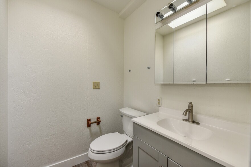 Building Photo - 527 Scripps Dr