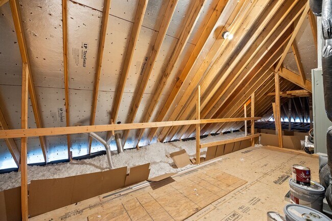 Building Photo - **Luxury 4/4 with Fenced in Yard**