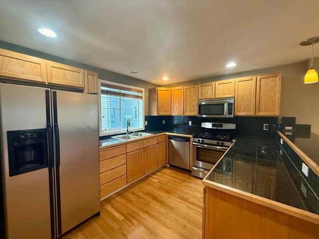 Building Photo - Greenlake Townhome