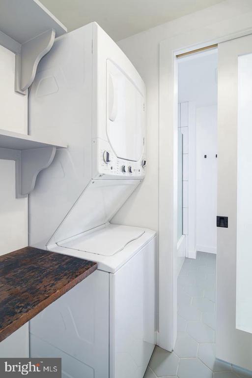 Building Photo - 320 Iona Ave