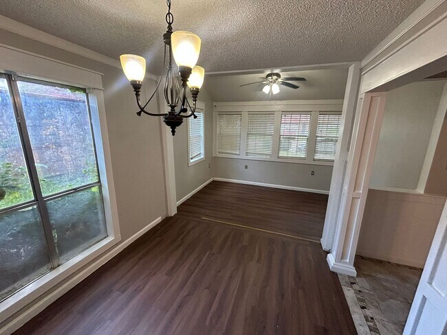 Building Photo - 1006 Holly Hill Ct