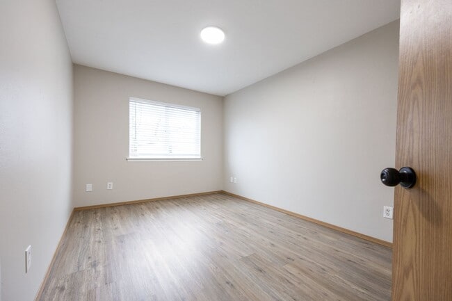 Building Photo - 4Bed/2.5 Bath available in SE Portland