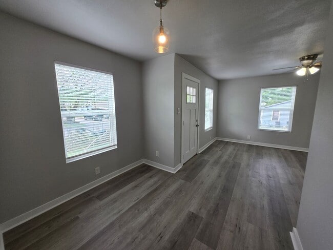 Building Photo - 2bed 1 Bath