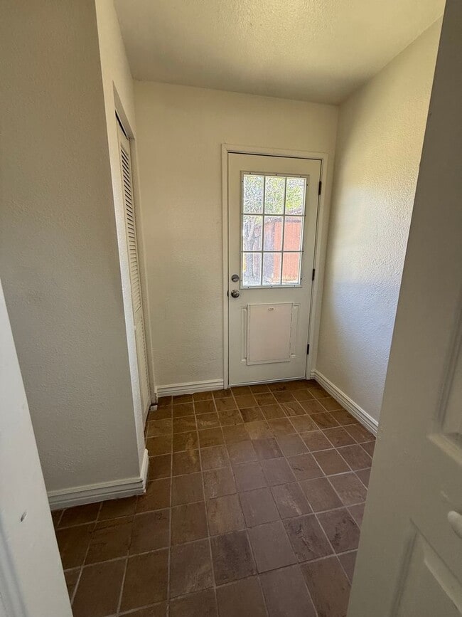 Building Photo - 4 bedroom 2 bath-contact Property Pros for more information