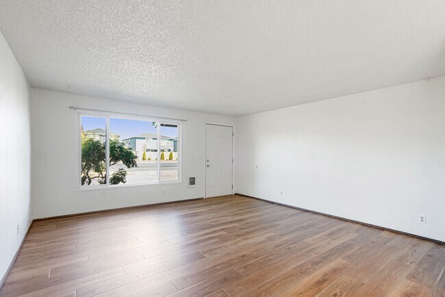 Building Photo - State Duplex - VPM482830S-6