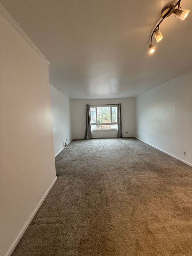 Building Photo - Bright 3BR Flat Near SFSU & BART – Prime I...