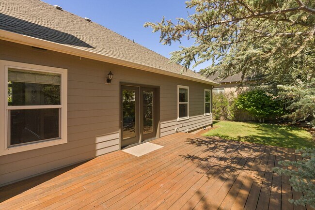 Building Photo - Charming Awbrey Butte Home Available NOW