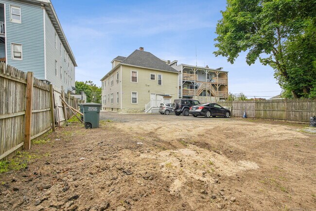 Building Photo - 1119 Stratford Ave